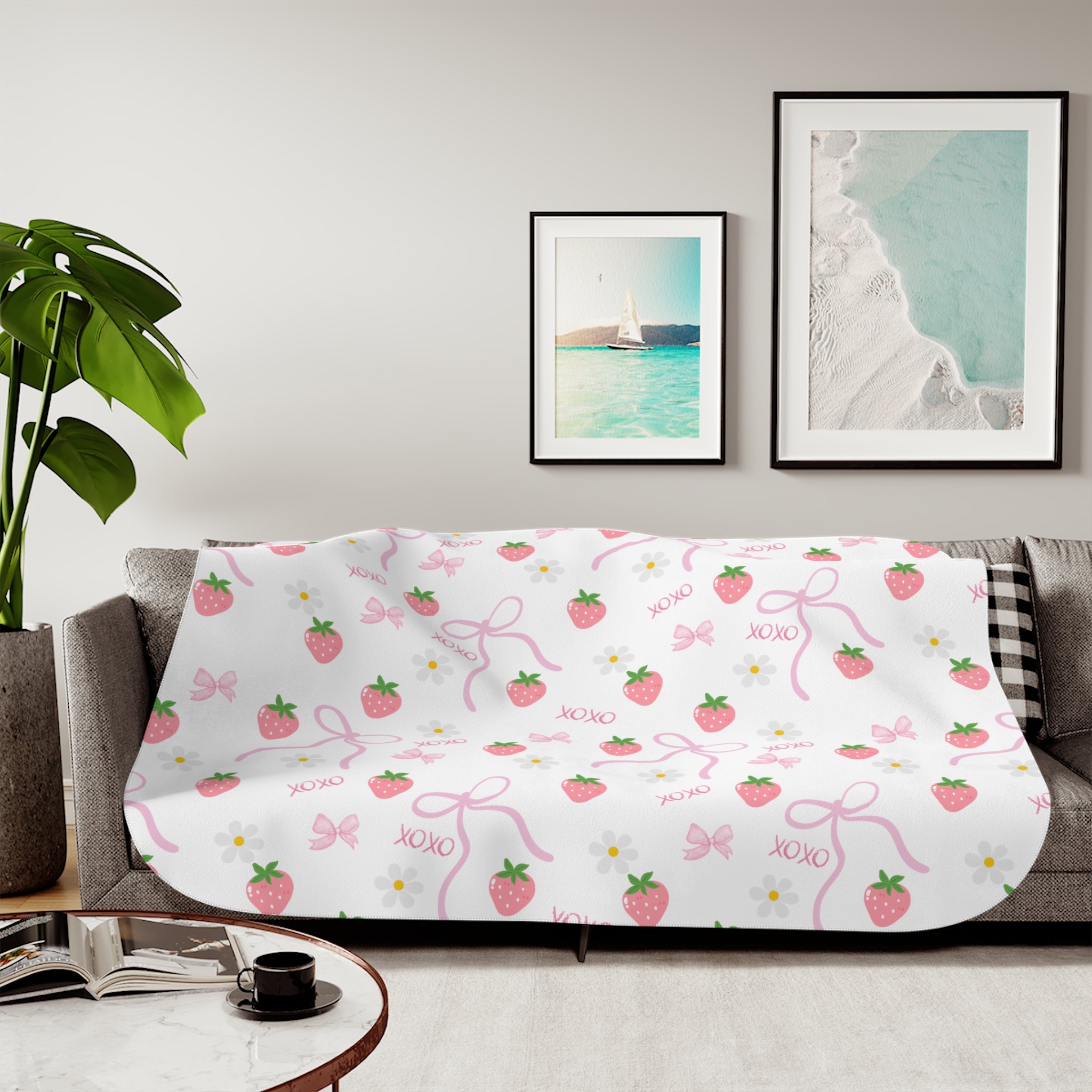 Strawberry Pattern Sherpa Blanket — Cozy Pink Fruit Print Throw