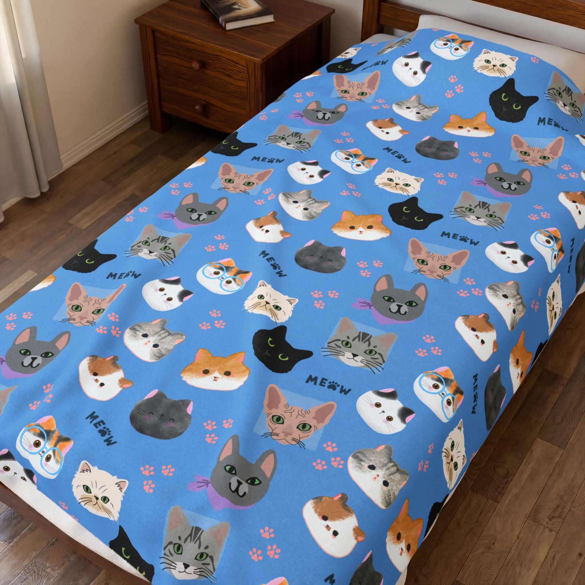 Cat Faces Velveteen Plush Blanket — Cute Kitty Pattern Cozy Throw